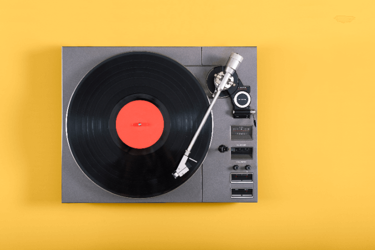 レコードから音が出る仕組みをわかりやすく解説 | 溝や針と音の関係