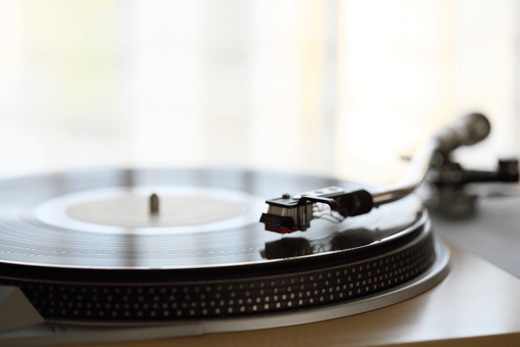 レコードのクリーニング方法 | 必要な道具とクリーニング時の注意点