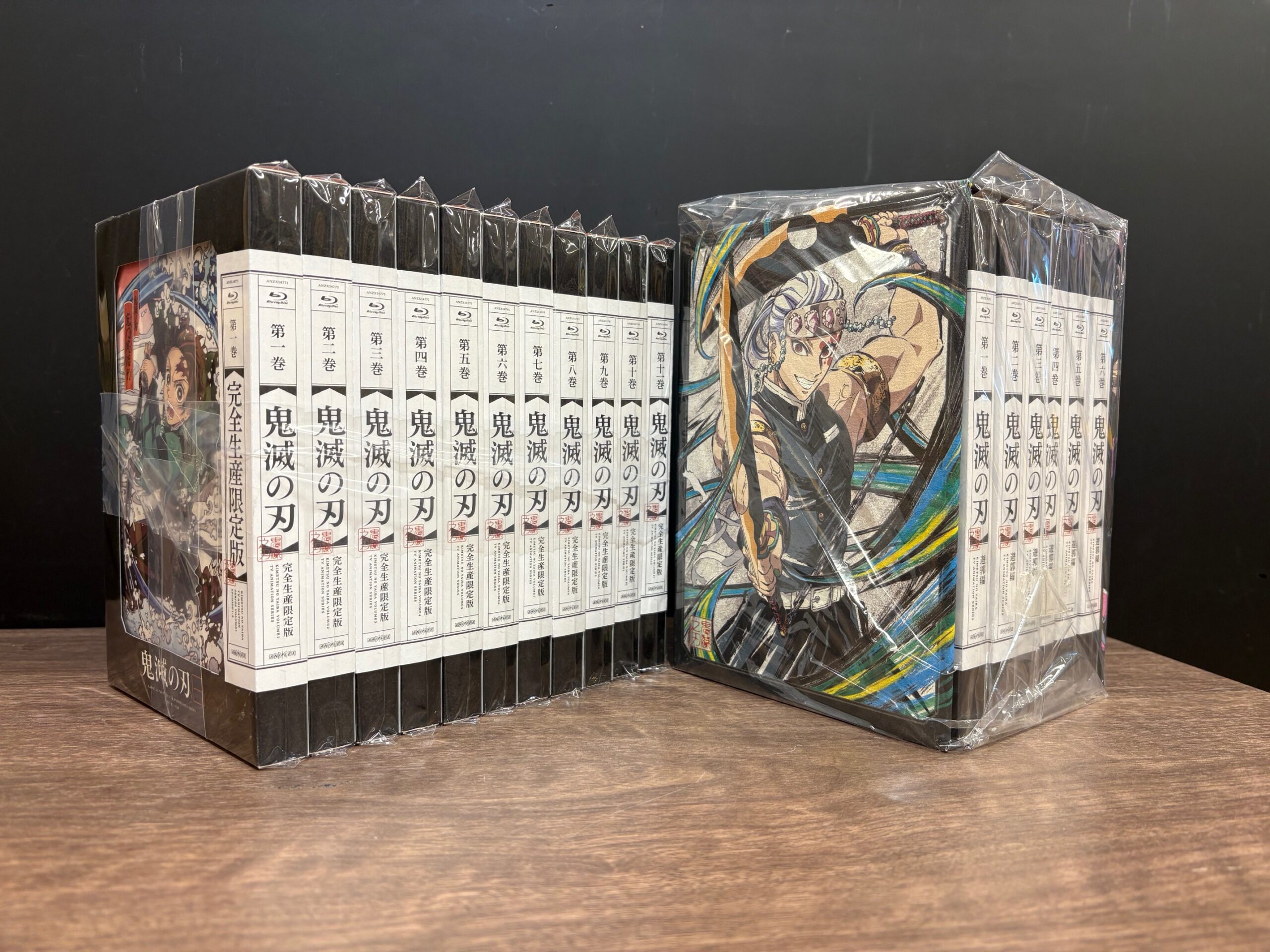 鬼滅の刃  全11巻セット＆遊郭編 完全生産限定版 全6巻セット (全巻収納BOX付き)