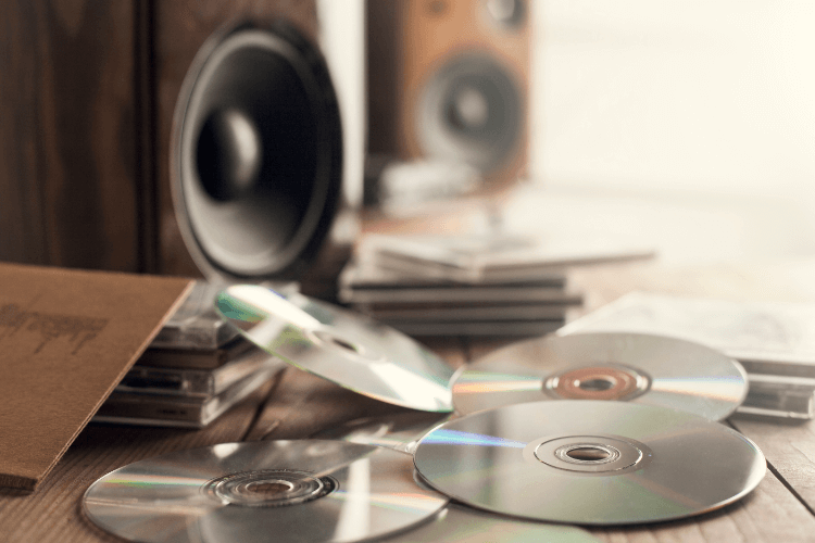 シングルCDとは？2つの種類や買取に出す際の注意点まで紹介